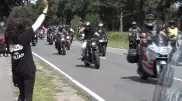 Тысячи байкеров съехались поддержать больного мальчика, который любит мотоциклы