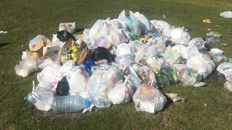 Пакеты мусора на Кок-Жайлау оставили отдыхающие в горах