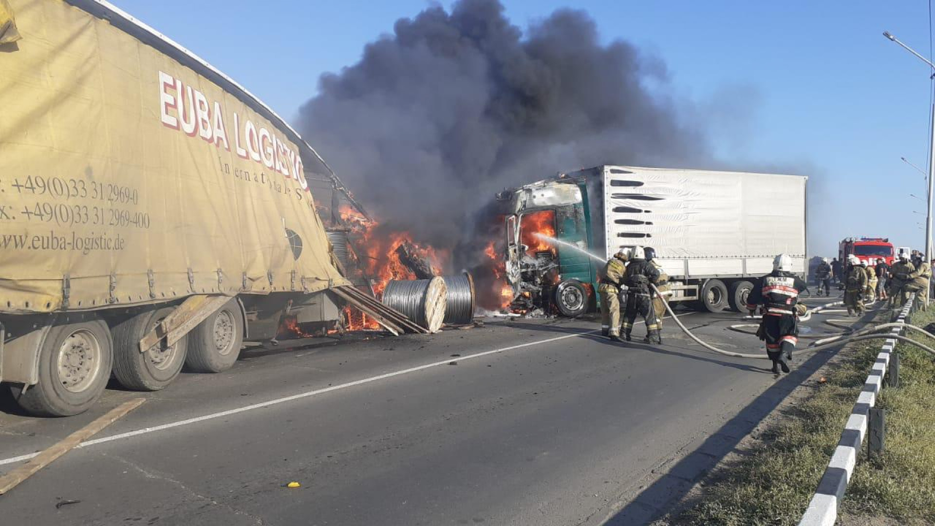 Две фуры и легковушка загорелись в результате ДТП в Павлодаре: 26 июля 2021  21:08 - новости на Tengrinews.kz