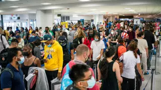 США не стали снимать ограничения на поездки из-за дельта-штамма коронавируса