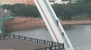 Тиктокеры залезли на арку моста в Нур-Султане
