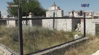 Семейде қаскөйлер зиратты талқандап, қоршауын алып кеткен