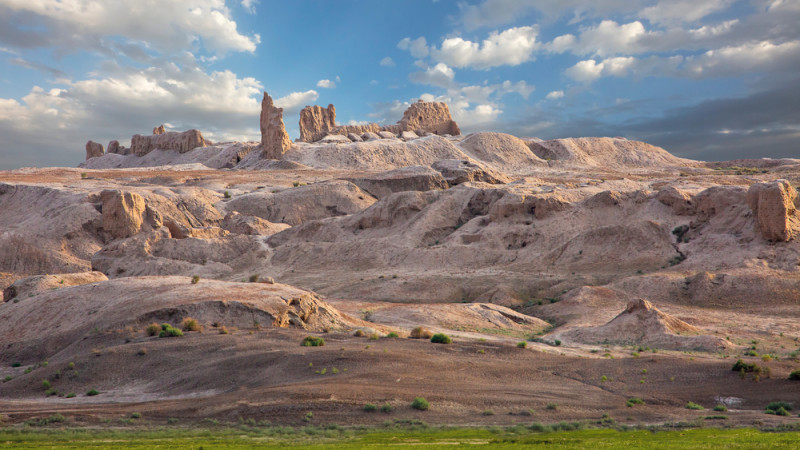 Вид на руины зороастрийских поселений, известных как Гяур-Кала в Нукусе, Узбекистан. Фото ©Shutterstock