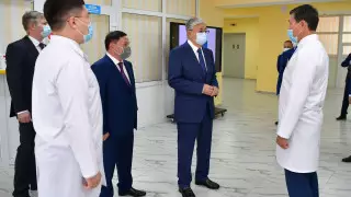 Токаев о медиках: Им очень тяжело, но мы их будем поддерживать