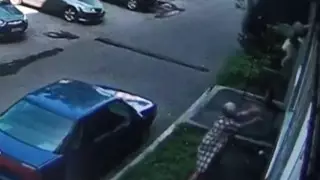 "Я только боялась, что он разобьется". Пенсионерка поймала выпавшего из окна младенца