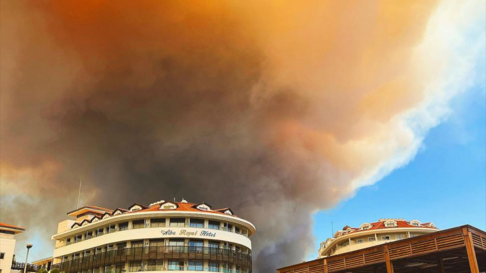Сильный лесной пожар тушат в турецкой Анталье