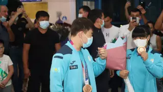 Игоря Сона и Зульфию Чиншанло встретили в аэропорту Алматы