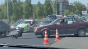 Толкающий заглохшую машину полицейский умилил пользователей Сети в Караганде