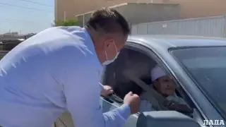 "Подумайте о детях". Гостей тоя встретил у ресторана аким в Мангистау