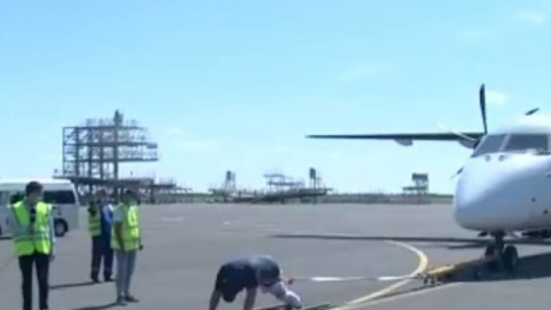 Алматинец "голыми руками" пытался сдвинуть 26-тонный самолет