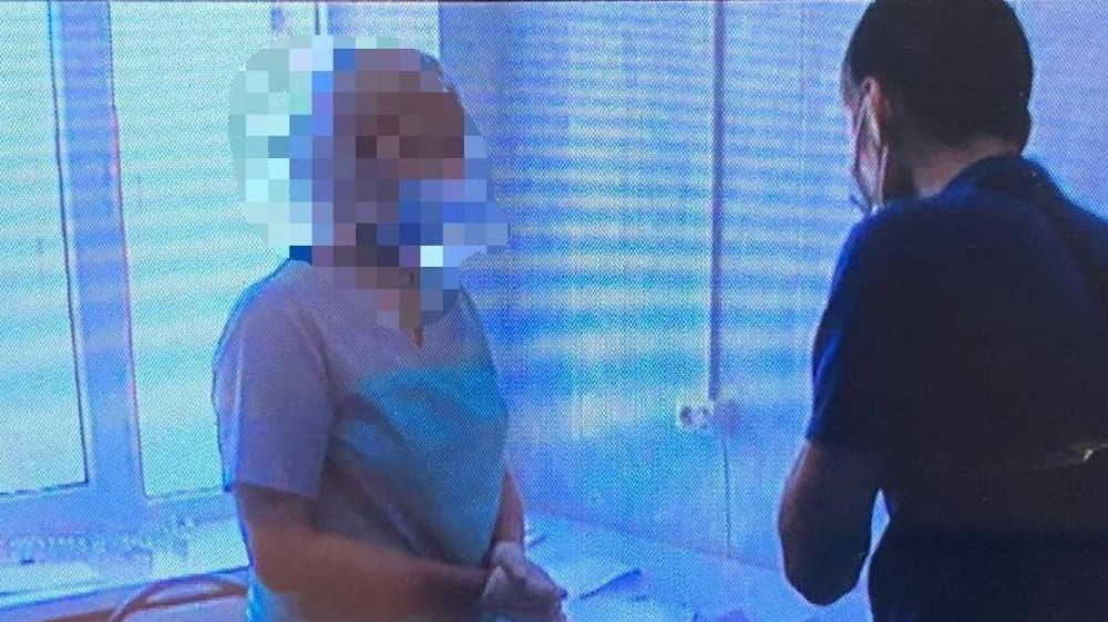 Медсестру задержали по подозрению в подделке паспортов вакцинации в Атырау