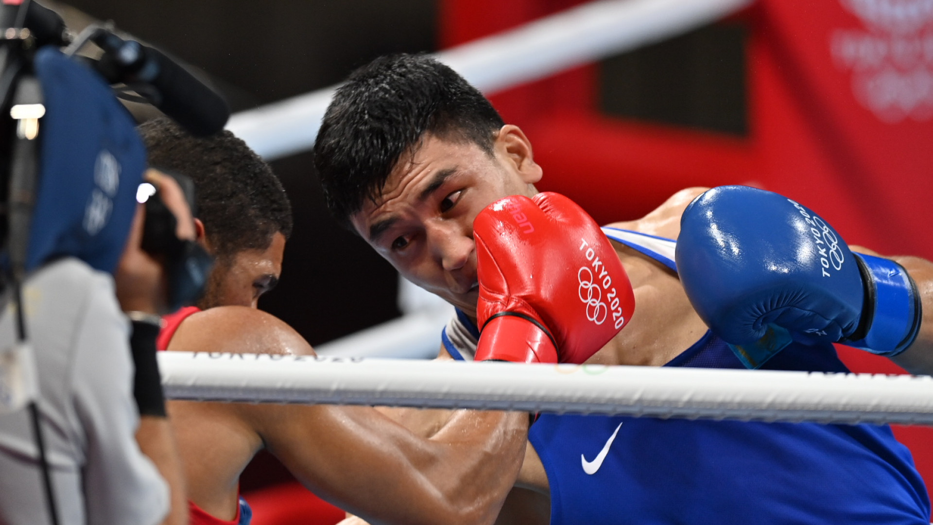 Чемпион казахстана по боксу. Олимпийский чемпион по боксу 2020 Токио. Олимпийский чемпион по боксу из Казахстана. Бокс на летних Олимпийских играх 2020. Ring boks Kazak.