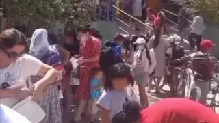 Столпотворение детей у школы засняли в Кызылорде
