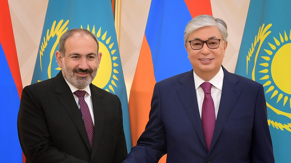 Президент Токаев поздравил Пашиняна с назначением