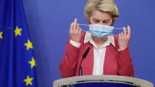 Больше половины взрослого населения Евросоюза привились от коронавируса