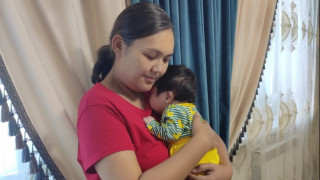 Назгуль Кобентаева со своей новорожденной дочерью Жанией - 19-миллионной жительницей Казахстана
