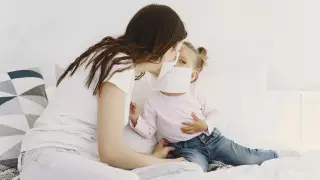 Ученые определили основные симптомы COVID-19 у детей