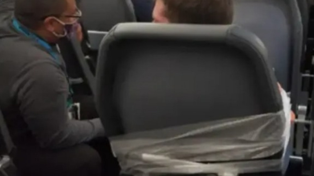 Пассажира самолета примотали скотчем к креслу за дебош