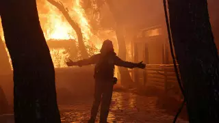 Тысячи людей покинули дома из-за пожара вблизи Афин