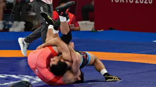 Лидер сборной Казахстана по вольной борьбе вышел в 1/4 финала ОИ-2020