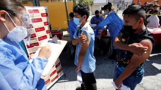 Обязательную вакцинацию для иностранцев планируют ввести в США