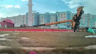 25-метровый тюльпан вместе с краном уронили в Актобе