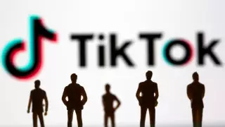 TikTok решил уволить сотни сотрудников из-за новых требований Китая - СМИ