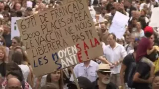 В 150 городах Франции прошли протесты против "санитарных пропусков"