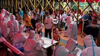 Более 30 чиновников наказали из-за вспышки COVID-19 в Китае