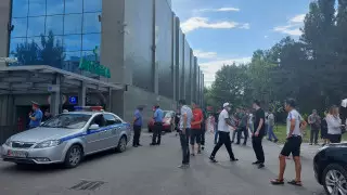 В Бишкеке оцепили ЦУМ и эвакуировали людей