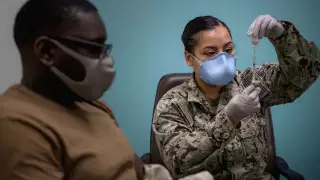 Обязательную вакцинацию для всех военных введут в армии США