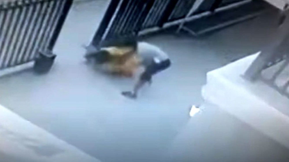 Нападение грабителя на женщину попало на видео в Атырау