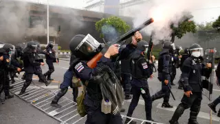 В Таиланде против недовольных правительством из-за коронавируса применили водометы