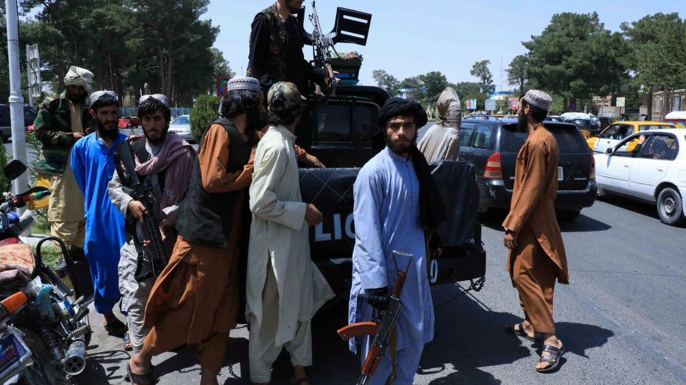 Боевики движения "Талибан" патрулируют улицу в Герате. ©REUTERS