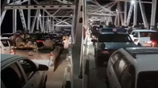 Афганские военные уходят в Узбекистан через мост, по которому выводили советские войска