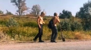 Латающие ямы на дороге подростки стали героями социальных сетей