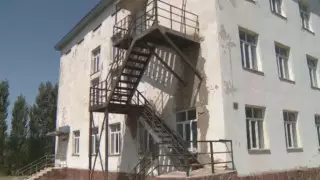 Отпускать детей в разваливающуюся школу боятся жители села в Туркестанской области