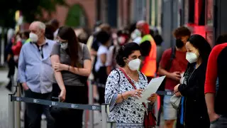 Прививки третьей дозой вакцины от COVID-19 начали делать в Германии