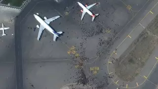 Появились спутниковые снимки аэропорта Кабула во время его штурма тысячами беженцев