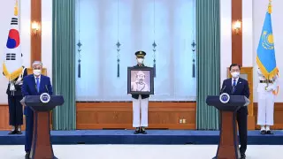 Токаев передал президенту Южной Кореи шкатулку с землей