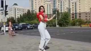 Танцующая астанчанка подверглась нападению