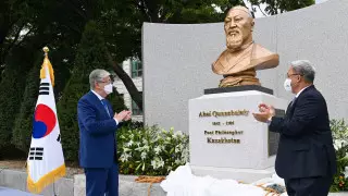 Президент Токаев открыл бронзовый бюст Абая в Сеуле