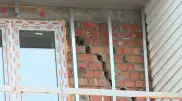 Новая пятиэтажка треснула сверху донизу в Усть-Каменогорске