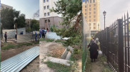 Стройка ЖК в Самал-3: жители пожаловались, что им перекрыли проход