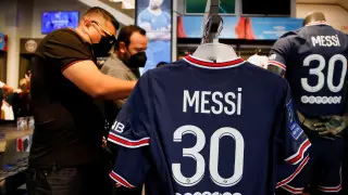 Charlie Hebdo опубликовал карикатуру на Месси и талибов