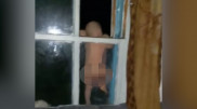 Трехлетний ребенок в ВКО застрял в окне, пока пьяные родители спали