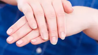 Врач назвала заметные на ногтях признаки перенесенного COVID-19