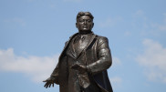 Памятник Жумабеку Ташенову открыли в Нур-Султане