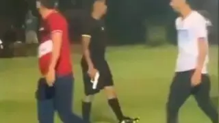 Футбольный судья достал пистолет и отстреливался от выбежавших на поле фанатов