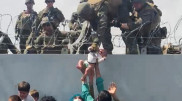 В Пентагоне объяснили кадры с передачей афганского ребенка военным